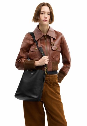 COACH, BLEECKER BUCKET BAG . - Sac bandoulière - b black