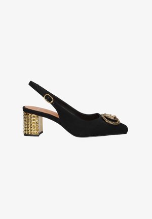 Zapato de tacón de ante negro con tira al talón y punta afilada, adornado con un broche decorativo dorado y con un tacón cuadrado, embellecido con detalles dorados y transparentes.