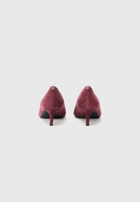 Chaussures à talons hauts en daim bordeaux avec un bout pointu, dotées d'un petit talon et d'un accent décoratif à l'arrière. Texture lisse.