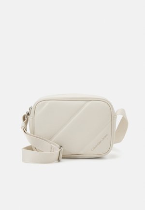 Calvin Klein Jeans QUILTED CAMERABAG - Borsa a tracolla - eggshell