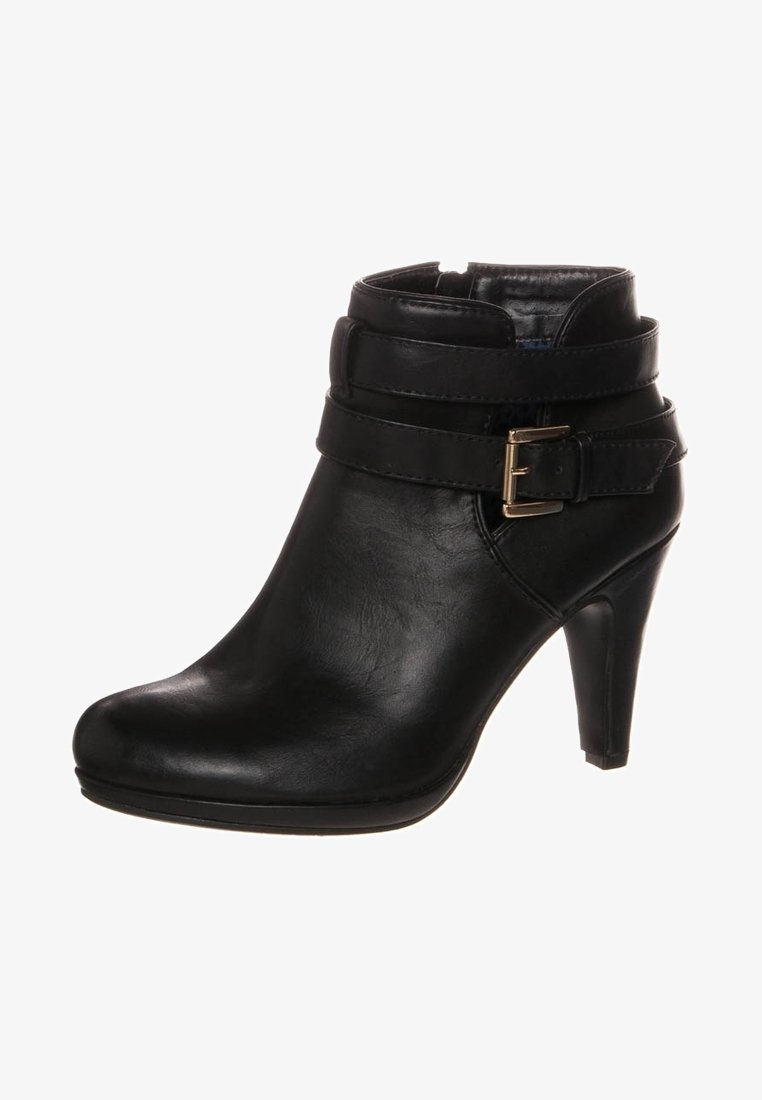 Bottine en cuir noir avec bout pointu, talon de 7,5 cm, deux sangles enroulées et une boucle latérale dorée.