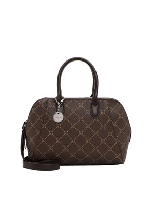 Brązowa skórzana torebka z wzorem diamentowym, dwoma uchwytami, okrągłą srebrną zawieszką i odczepianym paskiem na ramię na białym tle.