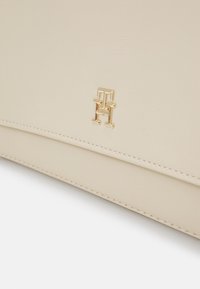 Tommy Hilfiger FRESH SHOULDER CROSSOVER - Käekott - classic beige