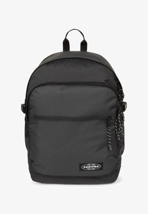 Schwarzer Eastpak-Rucksack mit Frontreißverschlusstasche, strukturiertem Stoff, doppeltem Reißverschluss mit schwarz-weißen Schnüren und Tragegriff oben.