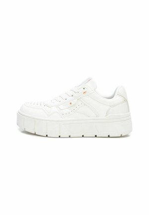 Zapatillas de plataforma blancas hechas de cuero con detalles perforados, cordones planos y una suela de goma texturizada. Los acentos incluyen sutiles toques de color.