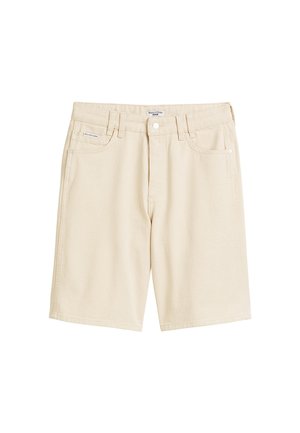 Beige Jeansshorts mit Fronttaschen, Gürtelschlaufen, Knopfverschluss und kleinen Markenetiketten am Bund und an der Tasche.