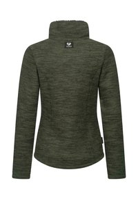 Pull-over en polaire verte avec un col haut, surface texturée et manches longues. Présente une étiquette de logo près de l'ourlet et a une coupe slim.