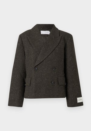 Mørk brun, dobbelspent jakke i teksturert stoff med subtile gyldne flekker. Har store svarte knapper og sidelommer.