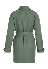 Olivovo zelený trench kabát s opaskom v páse, dlhými rukávmi a gombíkovými akcentmi na manžetách; hladký materiál a štruktúrovaný dizajn.
