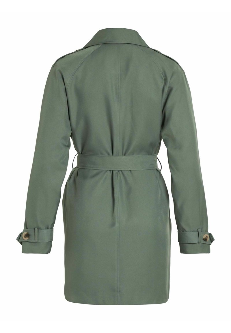 Olijfgroen trenchcoat met een ceintuur, lange mouwen en knoopaccenten op de manchetten; gladde stof en gestructureerd ontwerp.