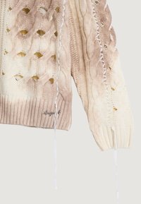 Pletený sveter s prechodom farieb od béžovej po krémovú, s vrkočovým vzorom, rebrovanými manžetami a bielymi šnúrkami pozdĺž okrajov.