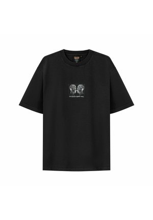 Czarna koszulka z krótkim rękawem z grafiką dwóch zwróconych do siebie głów ludzkich w odcieniach szarości oraz stylizowanym tekstem pod grafiką na piersi.