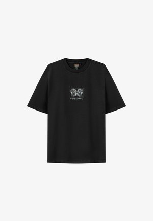 Czarna koszulka z krótkim rękawem z grafiką dwóch zwróconych do siebie głów ludzkich w odcieniach szarości oraz stylizowanym tekstem pod grafiką na piersi.