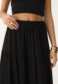 Stradivarius PEASANT - Maxisukňa - black