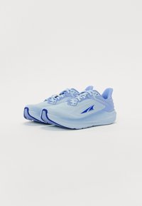 Baskets de course bleu clair avec une tige en mesh, accents bleu foncé contrastants, bout arrondi et semelles texturées pour une meilleure adhérence.