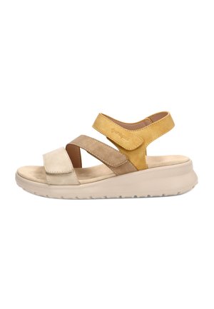 Sandalia de mujer con dedo abierto y tres correas ajustables de ante en beige, marrón claro y mostaza, con una suela gruesa beige para mayor comodidad.