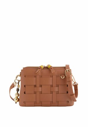 Brązowa skórzana torba na ramię z plecionym frontem, podwójnymi suwakami, regulowanym paskiem oraz ozdobami z złotych i drewnianych koralików.