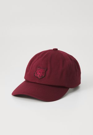 Caciula de baseball maroon, din material texturat, cu bor curbat și design brodat cu o vulpe neagră pe față. Ajustare structurată, cu un buton deasupra.