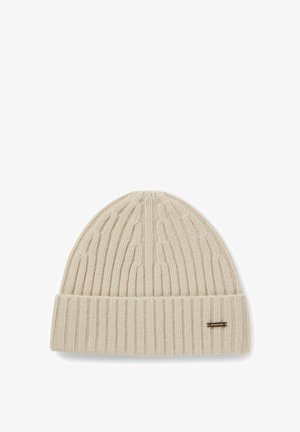 Cremfarbener Strickmütze mit geripptem Muster, ausgestattet mit einem umgeschlagenen Bündchen und einem kleinen metallischen Etikett an der Seite.
