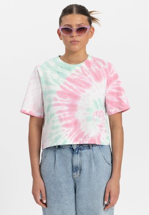 Geknipte tie-dye t-shirt in pastelroze en groen, gemaakt van zachte katoen, met korte mouwen en een ronde halslijn, met subtiele branding.