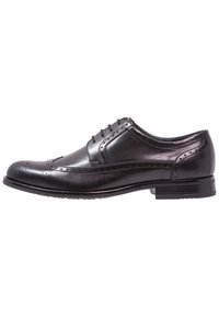 Chaussure habillée en cuir noir avec des détails brogues, un bout arrondi et cinq œillets. Présente une texture lisse et un petit talon empilé.