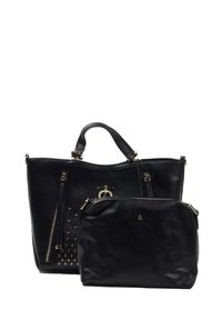 Czarna skórzana torebka w zestawie, która zawiera dużą torbę na ramię z złotymi akcentami i nitami, w komplecie z mniejszą torebką w pasującym wzorze.