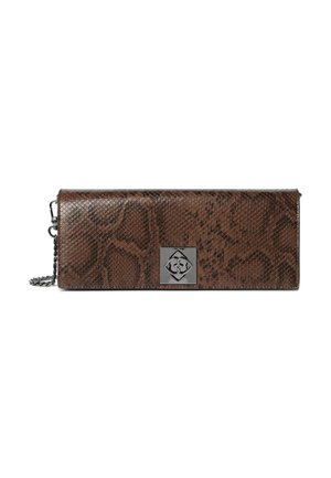 Pochette en cuir texturé marron avec motif peau de serpent, plaque logo rectangulaire argentée et bandoulière chaîne noire sur fond blanc.