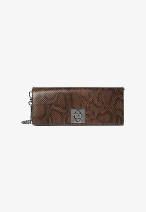 Pochette en cuir texturé marron avec motif peau de serpent, plaque logo rectangulaire argentée et bandoulière chaîne noire sur fond blanc.