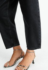 New Look ANKLE GRAZER BARREL LEG - Jeans a sigaretta - black