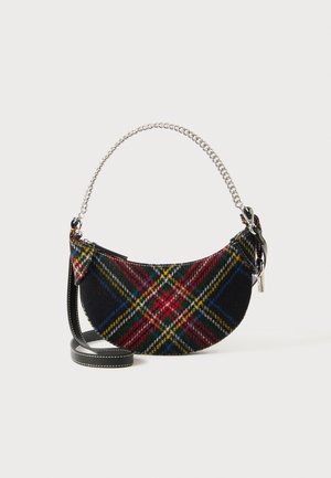 Bolso de mano con patrón tartán, hecho de una mezcla de lana, con forma de media luna, asa de cadena de plata y correa de cuero negro desmontable.