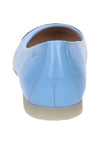Hellblaue Lederschlappen mit runder Form, beiger Sohle und sichtbaren Nähdetails. Kein Zubehör oder Muster vorhanden.