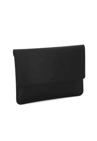 Čierna kožená clutch taška s elegantným obdĺžnikovým dizajnom. Obsahuje preklopnú klapku a minimalistické logo. Hladká textura.