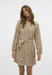 Beige krāsas sequinu kleita ar garām piedurknēm, savākta tekstūra, apaļš kakla izgriezums un josta viduklim pieguļoša silueta veidošanai. Spīdīgi akcenti visā kleitā.