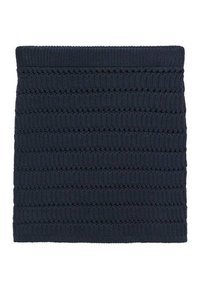 Sciarpa tubolare lavorata a maglia di colore blu navy con un motivo testurizzato, caratterizzato da righe orizzontali e accenti di trame aperte. Materiale morbido, forma cilindrica.