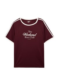 Bordowa koszulka sportowa z krótkimi rękawami, białe akcenty w postaci pasków oraz tekst na froncie "The Weekend Run Club" w kolorze białym, okrągły dekolt.