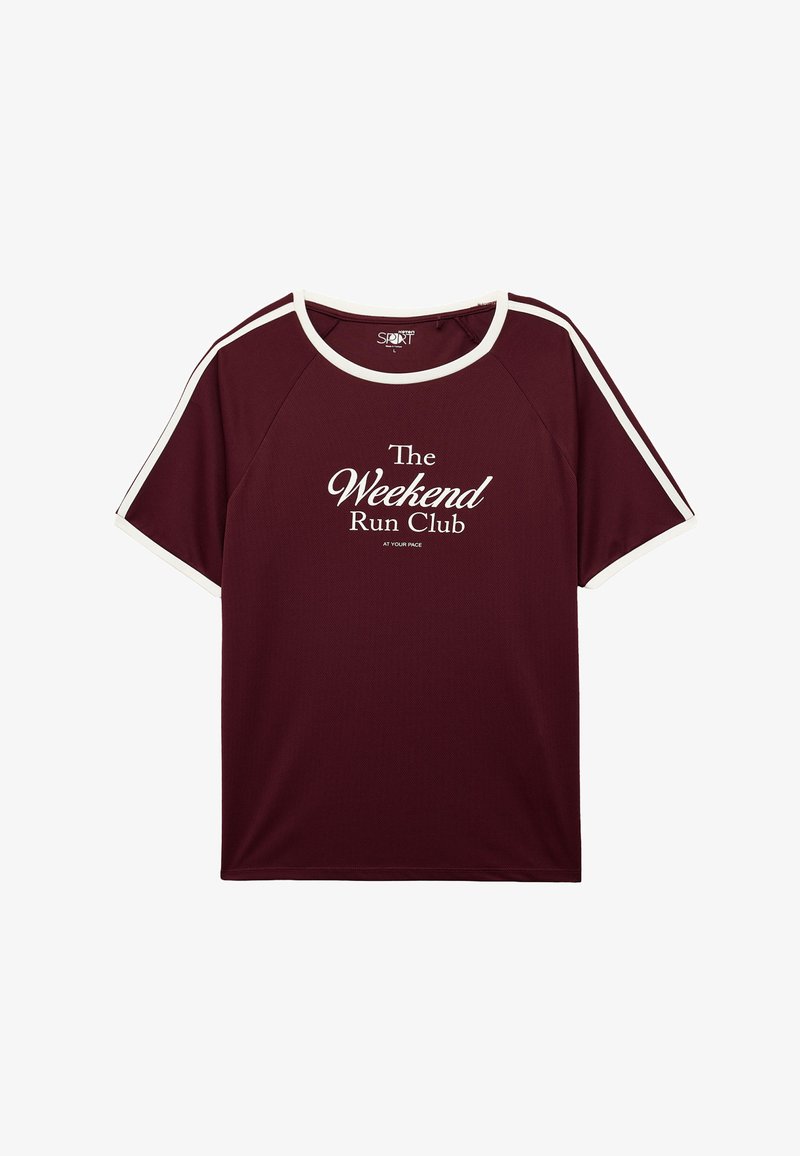 Viininpunainen urheilupaita lyhyillä hihoilla, valkoiset korostusuutiset ja etupuolella teksti "The Weekend Run Club" valkoisella, pyöreä pääntie.
