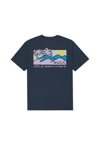 Marineblauw katoenen T-shirt met een meerkleurig grafisch ontwerp van palmbomen, bergen en de zon, plus coördinaten en de tekst "RVCA".