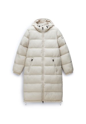 Puffy beige knielang coat met een capuchon, met verticale quiltstiksels, een voorkant met rits en zijzakken, gemaakt van een gladde, glanzende stof.