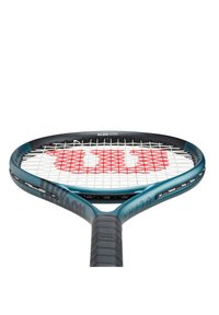 Wilson Ultra Tennisschläger mit einem türkisfarbenen Rahmen, schwarzen Akzenten und weißen Saiten, die ein rotes Logo auf der Saite haben. Strukturierten Griff.