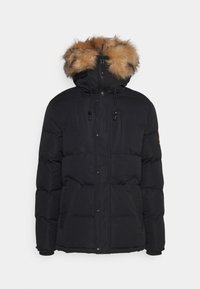 Schwarz gesteppte Jacke mit Frontreißverschluss, Druckknöpfen, zwei Seitentaschen, Brusttasche und Kapuze mit Fellbesatz sowie verstellbaren Zugbändern.