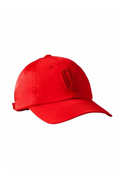Gorra de béisbol roja con visera curva, hecha de tela suave. Presenta un logo bordado en la parte frontal y una correa ajustable en la parte trasera.
