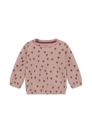 Lichtroze babyshirt met lange mouwen en bruine hartjesprints, ronde hals en een drukknoop op één schouder.