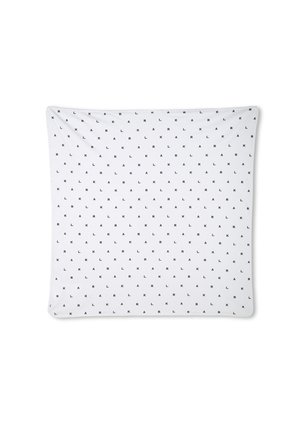 Tissu blanc présentant un motif noir répété des lettres "K" et "L", texture lisse, forme rectangulaire et drapé souple.