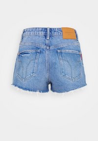 Pantalones cortos de denim de color azul claro, con dobladillo desflecado, dos bolsillos traseros y una etiqueta de cuero marrón en la cintura.
