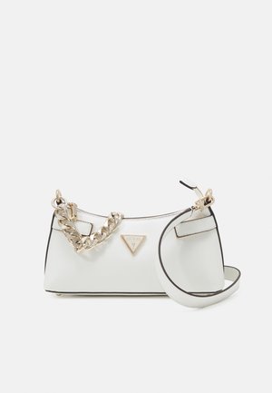 Weiße rechteckige Handtasche mit goldener Kettendetail, verstellbarem Riemen, schwarzer Umrandung und dreieckigem Guess-Logo auf der Vorderseite.