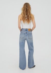 PULL&BEAR Vaqueros a campana - blue