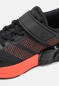 adidas Performance STAR WARS RUNNER KIDS UNISEX - Gyaloglócipő - core black/solar red/cloud white