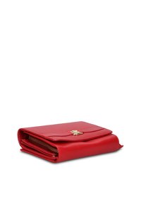 Portafoglio rosso in pelle con texture liscia, dettagli in oro, chiusura con cerniera e patta con fermaglio. Design pieghevole con più scomparti.