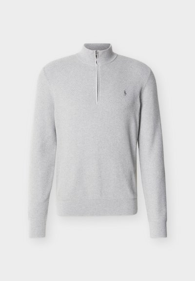 Ανοιχτό γκρι πλεκτό πουλόβερ με μακριά μανίκια, γιακά με φερμουάρ έως τη μέση και διακριτικό λογότυπο στο αριστερό στήθος, με υφή υφάσματος και ριμπ μανσέτες και τελείωμα.