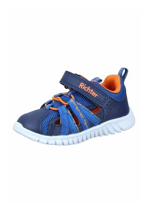 Blauer und marineblauer Sportschuh mit Netzeinsätzen, orangefarbenen Akzenten und einem Klettverschluss. Verfügt über eine weiße Gummisohle mit geriffelter Textur.